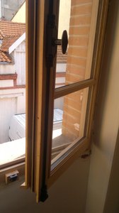 Fenêtre bois 2 vantaux avec crémone à l'ancienne à Toulouse